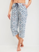 Damen-Model trägt 3/4-Pyjamahose aus 100% Baumwolle in Blau, Gemustert aus Serie Favourites Tiles von CALIDA, Vorderansicht