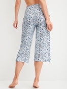 Damen-Model trägt 3/4-Pyjamahose aus 100% Baumwolle in Blau, Gemustert aus Serie Favourites Tiles von CALIDA, Rückansicht