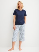 Damen-Model trägt 3/4-Pyjamahose aus 100% Baumwolle in Blau, Gemustert aus Serie Favourites Tiles von CALIDA, Outfit