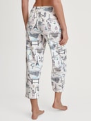 Damen-Model trägt 7/8-Pyjamahose aus 100% Baumwolle in Weiß, Gemustert aus Serie Favourites Journey von CALIDA, Rückansicht