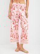 Le mannequin Femme porte le/la Pantalon de pyjama 7/8 en 100% coton de couleur Orange, Floral, de la série Favourites Beach de CALIDA, Vue de face