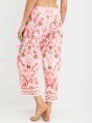 Le mannequin Femme porte le/la Pantalon de pyjama 7/8 en 100% coton de couleur Orange, Floral, de la série Favourites Beach de CALIDA, Vue arrière