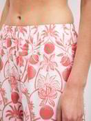Le mannequin Femme porte le/la Pantalon de pyjama 7/8 en 100% coton de couleur Orange, Floral, de la série Favourites Beach de CALIDA, Détail