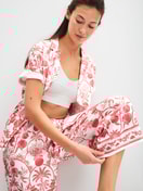 Le mannequin Femme porte le/la Pantalon de pyjama 7/8 en 100% coton de couleur Orange, Floral, de la série Favourites Beach de CALIDA, Image supplémentaire