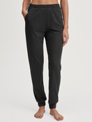 Damen-Model trägt Pyjamahose mit Bündchen aus Baumwolle in Schwarz, Gemustert aus Serie Favourites Journey von CALIDA, Vorderansicht