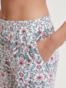La modella / Il modello Donna indossa Pantaloni pigiama in 100% cotone di colore Rosa, Floreale, della serie Favourites Botanic di CALIDA, Dettaglio