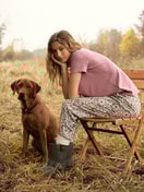 La modella / Il modello Donna indossa Pantaloni pigiama in 100% cotone di colore Rosa, Floreale, della serie Favourites Botanic di CALIDA, Immagine aggiuntiva