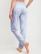 Damen-Model trägt Pyjamahose aus 100% Baumwolle in Blau, Gemustert aus Serie Favourites Cosy von CALIDA, Rückansicht