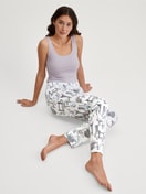 Damen-Model trägt Pyjamahose aus 100% Baumwolle in Weiß, Gemustert aus Serie Favourites Journey von CALIDA, Vorderansicht