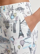 Damen-Model trägt Pyjamahose aus 100% Baumwolle in Weiß, Gemustert aus Serie Favourites Journey von CALIDA, Detail