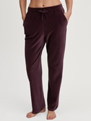 Damen-Model trägt Loungehose aus Velours aus Baumwolle in Rot, Einfarbig aus Serie Lounge Velours von CALIDA, Vorderansicht
