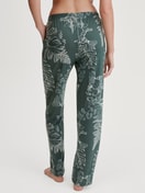 Damen-Model trägt Pyjamahose aus Baumwolle in Grün, Floral aus Serie Favourites Botanic von CALIDA, Rückansicht