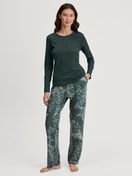 Damen-Model trägt Pyjamahose aus Baumwolle in Grün, Floral aus Serie Favourites Botanic von CALIDA, Outfit