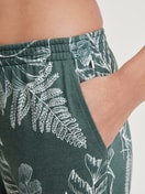 Damen-Model trägt Pyjamahose aus Baumwolle in Grün, Floral aus Serie Favourites Botanic von CALIDA, Detail
