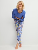 Damen-Model trägt Pyjamahose aus 100% Baumwolle in Blau, Floral aus Serie Late Bloom M&M von CALIDA, Zusatzbild