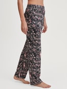 Damen-Model trägt Loungehose aus TENCEL™ Modal und Seide aus Modal in Schwarz, Gemustert aus Serie Favourites Seduction von CALIDA, Vorderansicht