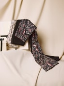 Damen - Loungehose aus TENCEL™ Modal und Seide aus Modal in Schwarz, Gemustert aus Serie Favourites Seduction von CALIDA, Detail