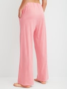 La modella / Il modello Donna indossa Pantaloni pigiama in Cotone di colore Arancione, A righe, della serie Favourites Beach di CALIDA, Vista posteriore