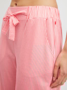 La modella / Il modello Donna indossa Pantaloni pigiama in Cotone di colore Arancione, A righe, della serie Favourites Beach di CALIDA, Dettaglio