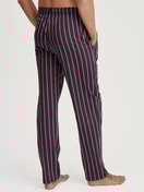 Herren-Model trägt Pyjamahose mit Seitentaschen aus 100% Baumwolle in Rot, Kariert aus Serie Remix Basic Sleep von CALIDA, Rückansicht