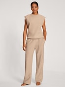 Le mannequin Femme porte le/la Pantalon en Viscose de couleur Beige, Unicolore, de la série The Home Hub de CALIDA, Vue de face, Tenue