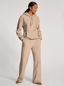 Le mannequin Femme porte le/la Pantalon en Viscose de couleur Beige, Unicolore, de la série The Home Hub de CALIDA, Vue de face, Tenue