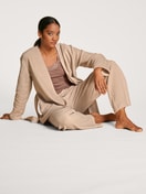 Le mannequin Femme porte le/la Pantalon en Viscose de couleur Beige, Unicolore, de la série The Home Hub de CALIDA, Tenue