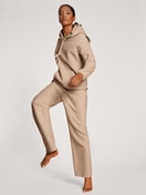Le mannequin Femme porte le/la Pantalon en Viscose de couleur Beige, Unicolore, de la série The Home Hub de CALIDA, Tenue