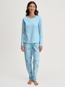 Damen-Model trägt Pyjamahose aus 100% Baumwolle in Blau, Gemustert aus Serie Favourites Journey von CALIDA, Outfit