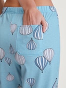 Damen-Model trägt Pyjamahose aus 100% Baumwolle in Blau, Gemustert aus Serie Favourites Journey von CALIDA, Detail