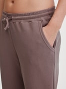 Damen-Model trägt Loungehose mit Seitentaschen aus Baumwolle in Braun, Einfarbig aus Serie Lounge Element von CALIDA, Detail