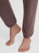 Damen-Model trägt Loungehose mit Seitentaschen aus Baumwolle in Braun, Einfarbig aus Serie Lounge Element von CALIDA, Detail