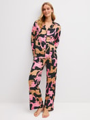 Le mannequin Femme porte le/la  en Modal de couleur Noir, Motif, de la série Sleep Over M&M de CALIDA, Tenue