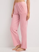 Damen-Model trägt Pyjamahose aus 100% Baumwolle in Rosa, Gestreift aus Serie Sleep Over M&M von CALIDA, Vorderansicht
