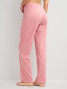 Damen-Model trägt Pyjamahose aus 100% Baumwolle in Rosa, Gestreift aus Serie Sleep Over M&M von CALIDA, Rückansicht