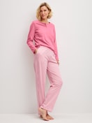 Damen-Model trägt Pyjamahose aus 100% Baumwolle in Rosa, Gestreift aus Serie Sleep Over M&M von CALIDA, Outfit