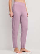 La modella / Il modello Donna indossa Pantaloni da notte con tasche in Modal di colore Viola, Tinta unita, della serie DSW Balancing di CALIDA, Vista frontale