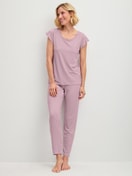 La modella / Il modello Donna indossa Pantaloni da notte con tasche in Modal di colore Viola, Tinta unita, della serie DSW Balancing di CALIDA, Abbigliamento