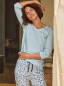 Le mannequin Femme porte le/la Pantalon de pyjama avec poches latérales en 100% coton de couleur Bleu, À motifs, de la série Favourites Tiles de CALIDA, Image supplémentaire
