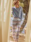 Le mannequin Femme porte le/la Pantalon de pyjama avec ourlets en 100% coton de couleur Bleu, À motifs, de la série Favourites Tiles de CALIDA, Image supplémentaire