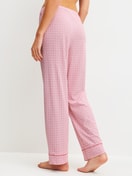 Damen-Model trägt Pyjamahose aus Baumwolle in Rosa, Gemustert aus Serie Favourites Love von CALIDA, Rückansicht