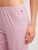 Damen-Model trägt Pyjamahose aus Baumwolle in Rosa, Gemustert aus Serie Favourites Love von CALIDA, Detail