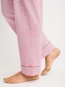 Damen-Model trägt Pyjamahose aus Baumwolle in Rosa, Gemustert aus Serie Favourites Love von CALIDA, Detail