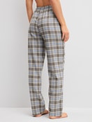 La modella / Il modello Donna indossa Pantaloni in flanella con tasche laterali in Cotone di colore Blu, A scacchi, della serie Alpine M&M di CALIDA, Vista posteriore
