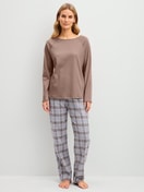 La modella / Il modello Donna indossa Pantaloni in flanella con tasche laterali in Cotone di colore Blu, A scacchi, della serie Alpine M&M di CALIDA, Abbigliamento