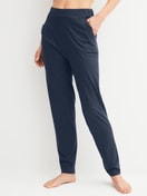 Damen-Model trägt Pyjamahose mit Bündchen aus Baumwolle in Blau, Einfarbig aus Serie Favourites Tiles von CALIDA, Vorderansicht