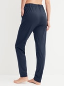 Damen-Model trägt Pyjamahose mit Bündchen aus Baumwolle in Blau, Einfarbig aus Serie Favourites Tiles von CALIDA, Rückansicht
