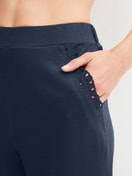 Damen-Model trägt Pyjamahose mit Bündchen aus Baumwolle in Blau, Einfarbig aus Serie Favourites Tiles von CALIDA, Detail