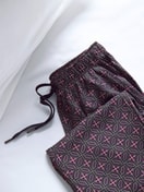 Herren - Pyjamahose mit Seitentaschen aus 100% Baumwolle in Braun, Gemustert aus Serie RMX Sleep Holiday von CALIDA, Detail