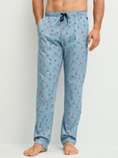 Herren-Model trägt Pyjamahose mit Seitentaschen aus 100% Baumwolle in Blau, Gemustert aus Serie RMX Sleep Holiday von CALIDA, Vorderansicht